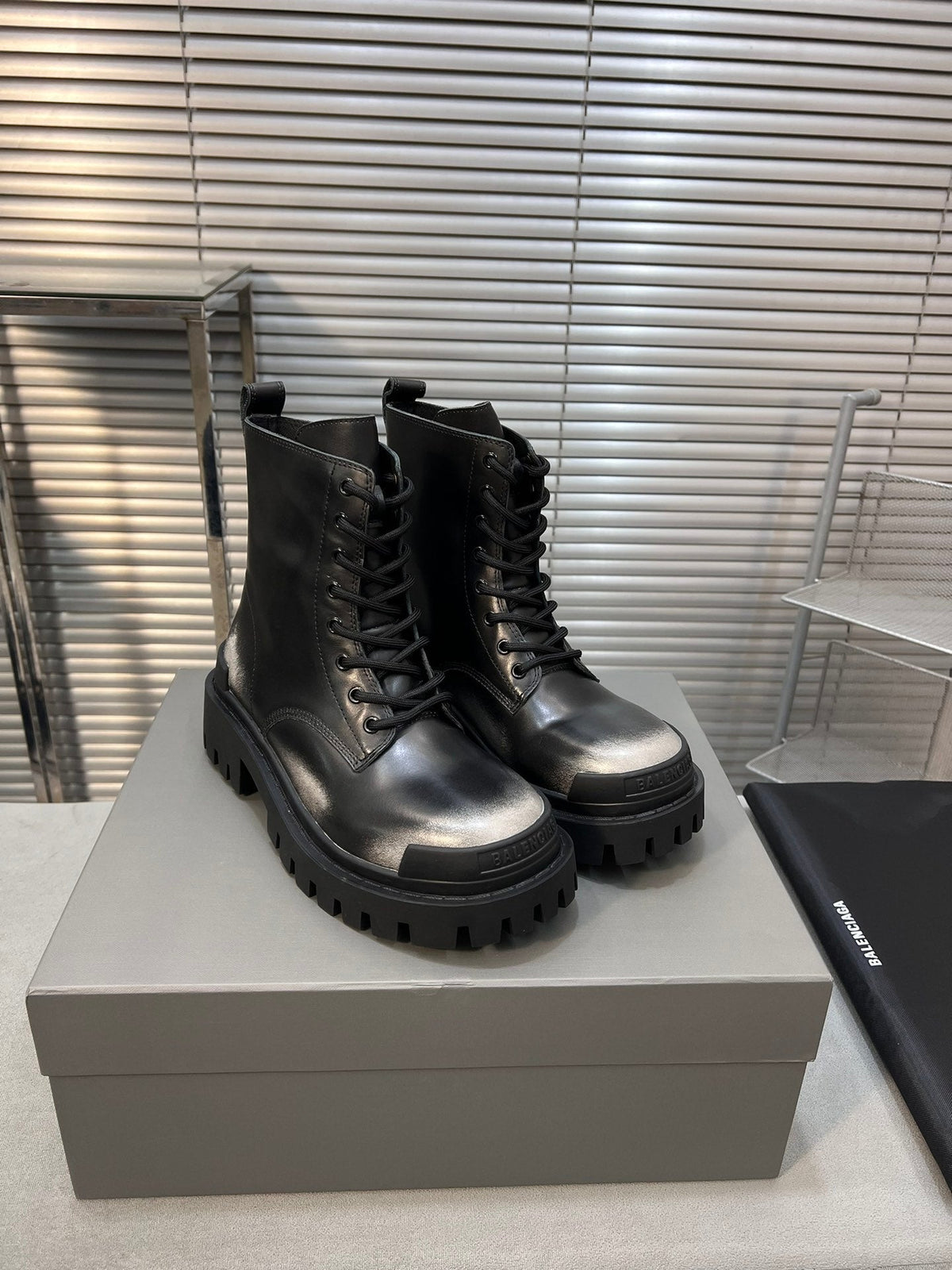 CHUNKY BOOTS IN BLACK MIX WHITE SMOOTH CALFSKIN